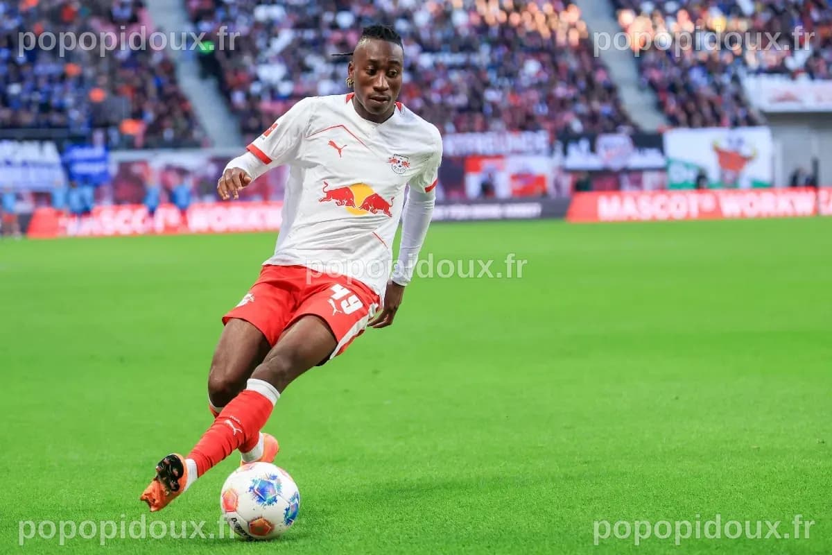 FC Barcelone surveille de près un prometteur ailier du RB Leipzig, mais deux obstacles compliquent le transfert