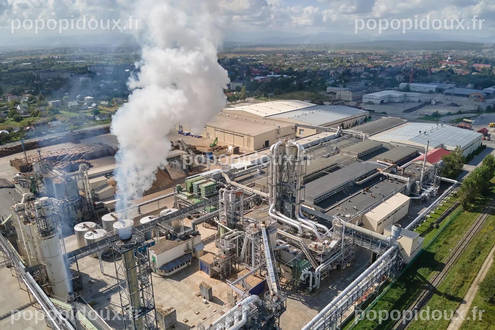 Vue aérienne de l'usine pétrochimique de raffinage de pétrole et de gaz ...