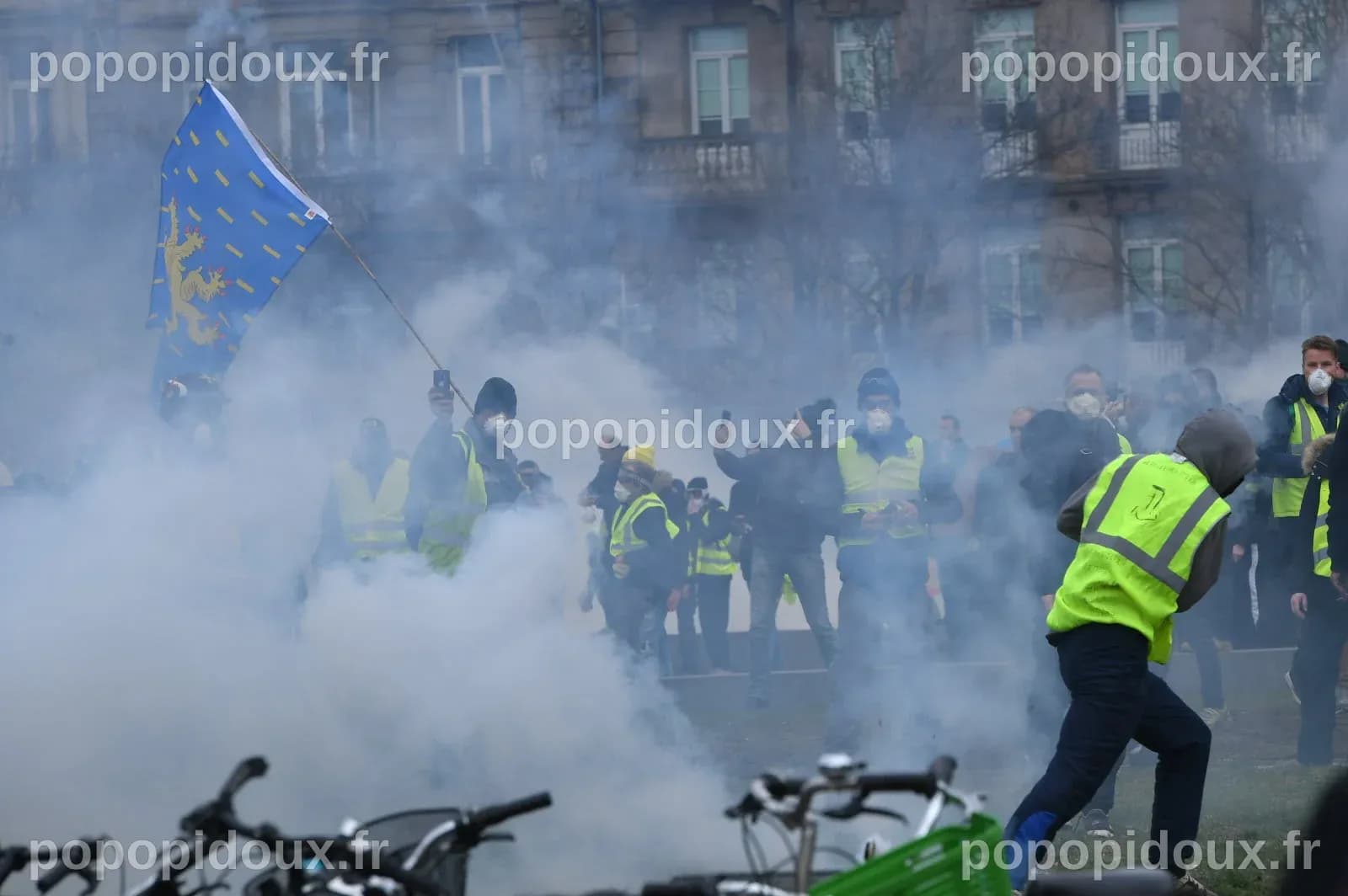 Neuf policiers et un enfant blessés lors d'incidents avant un match de football