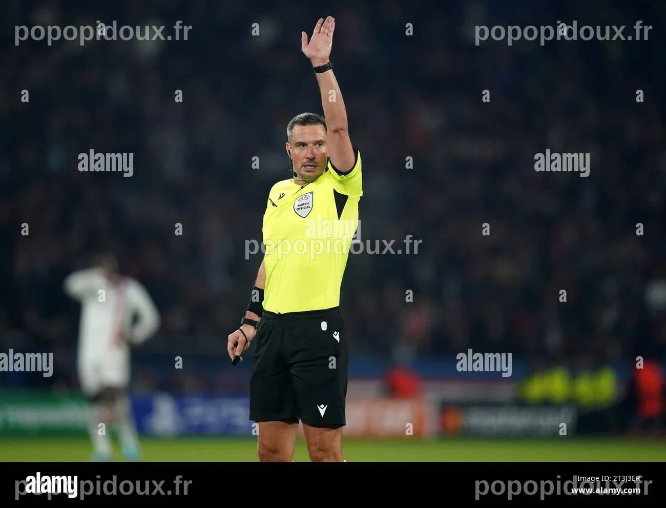 Arbitre Slavko vin?i? Lors du match du Groupe F de l'UEFA Champions ...
