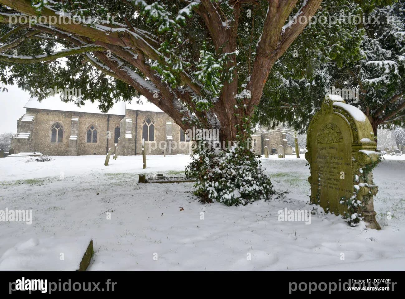 La neige profonde St Peter et St Paul's Church et église de triage d ...