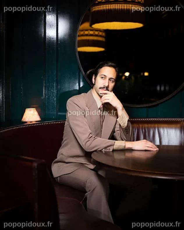 Arthur Teboul (Feu ! Chatterton) : chanteur, dandy et désormais poète ...