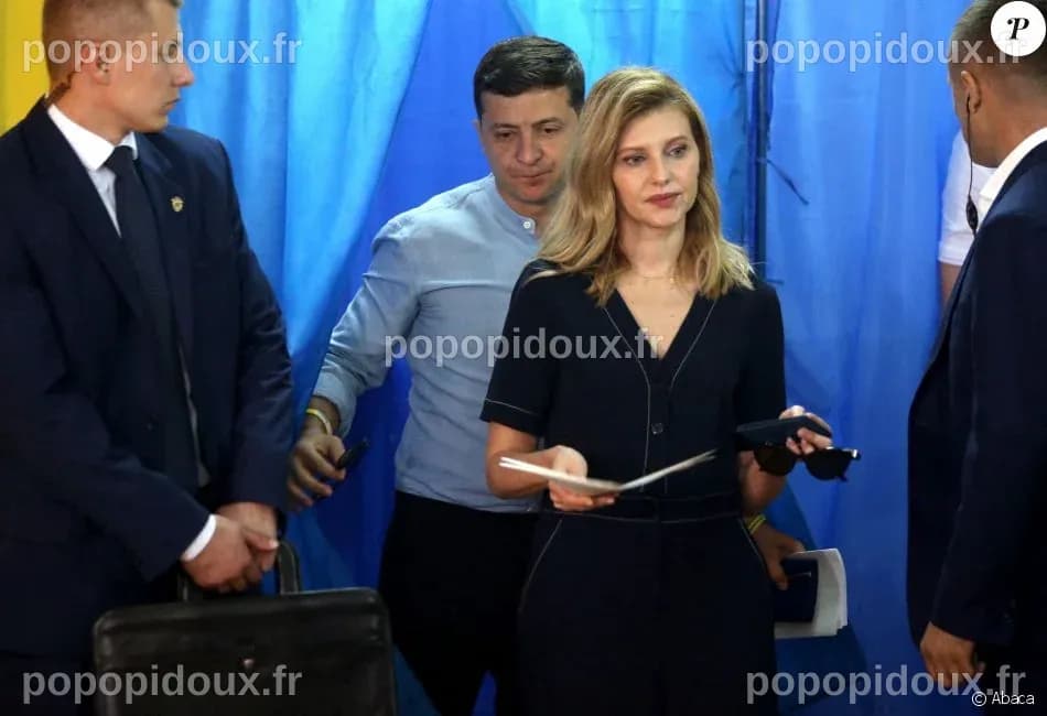 Volodymyr Zelensky et sa femme Olena votant à Viev le 21 juillet 2019 ...