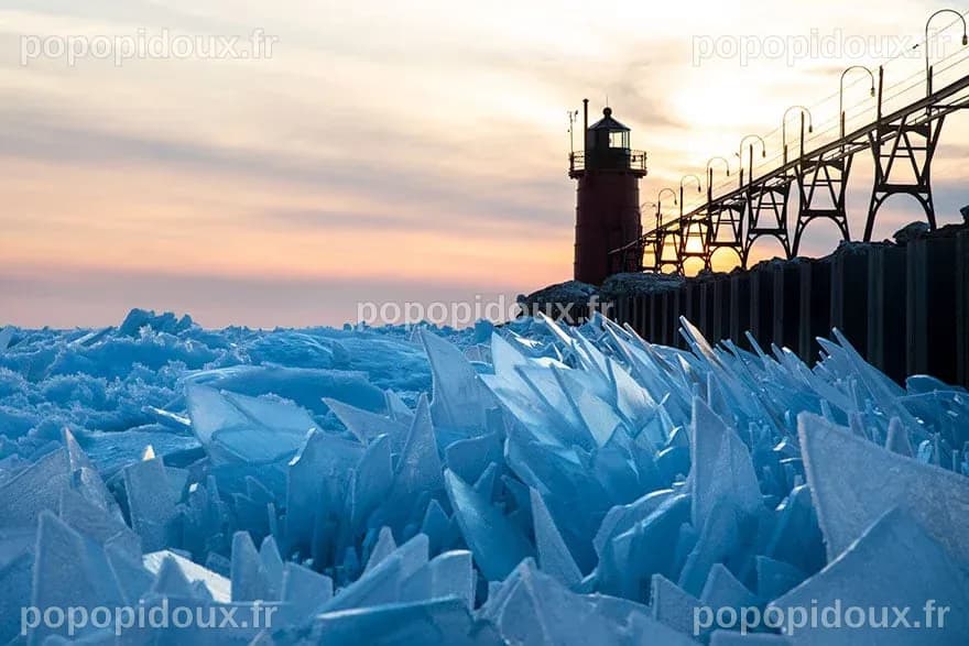 États-Unis : le lac Michigan gelé et morcelé en mille morceaux par le ...