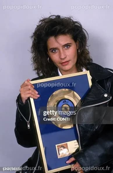 La chanteuse française Emmanuelle Mottaz et son disque d'or à Paris ...
