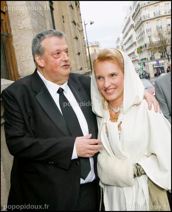 Photo : MARIAGE DE GUY CARLIER ET JOSEPHINE DARD A LA MAIRIE DU 18EME ...