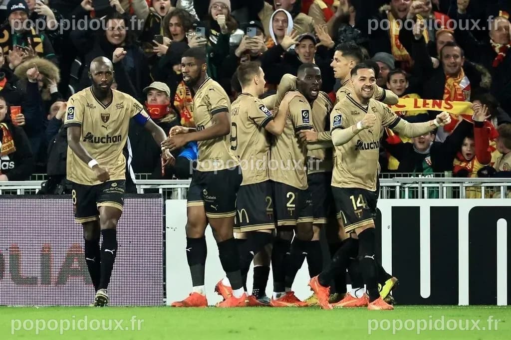 Lens s'impose face à Angers et prend la tête de la Ligue 1, mettant la pression sur le PSG