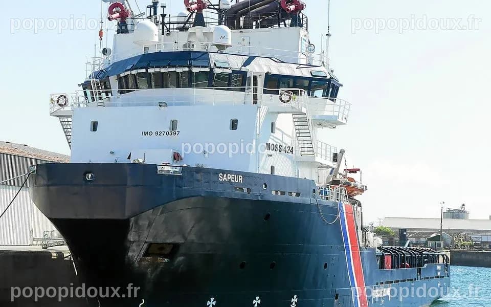 En avarie et dans le mauvais temps, le remorqueur World-Trader en ...