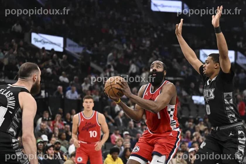Les Spurs triomphent des Clippers et célèbrent leur 50e victoire de la saison (119-115) !