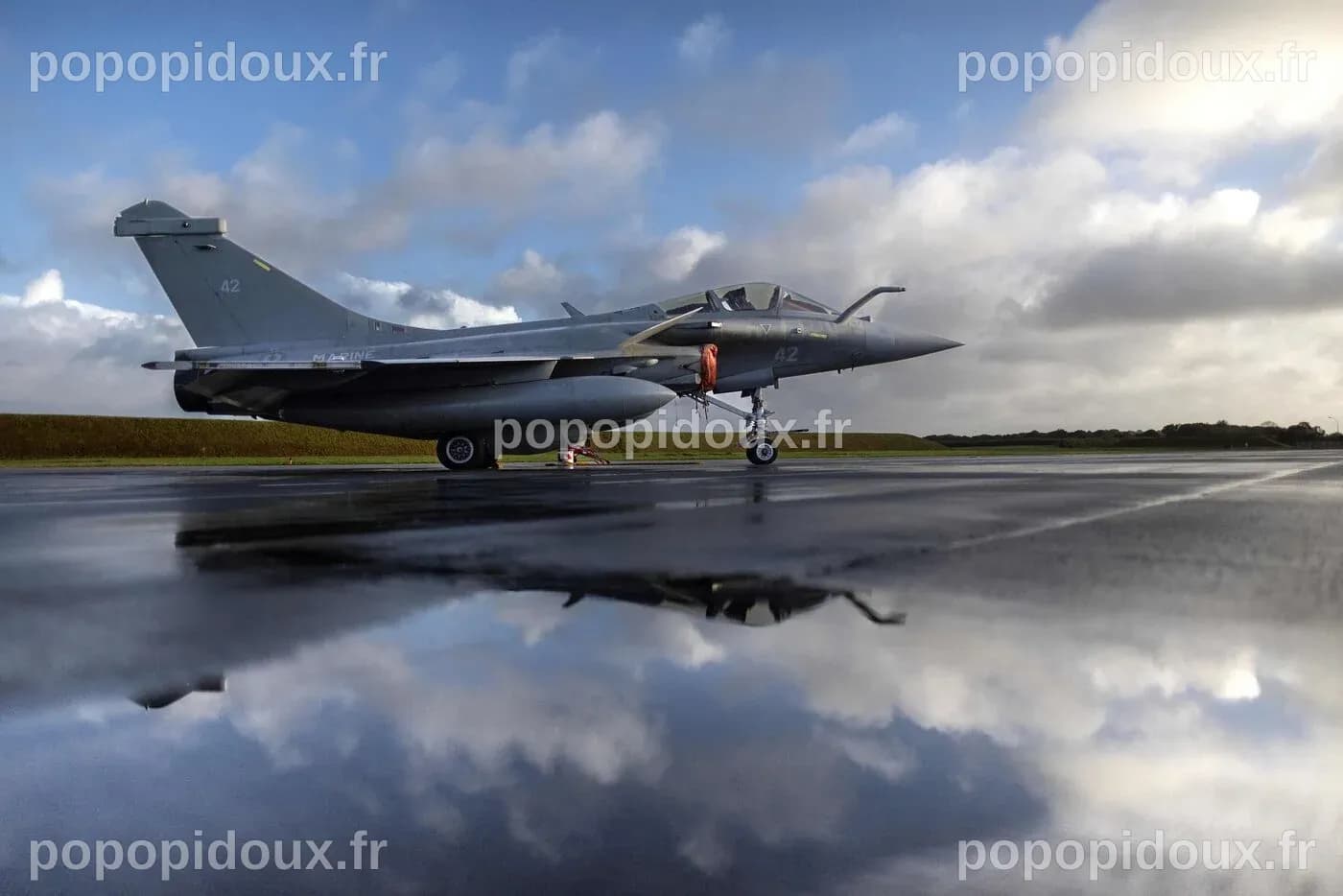 Macron annonce le déploiement temporaire d'avions nucléaires au profit des alliés européens