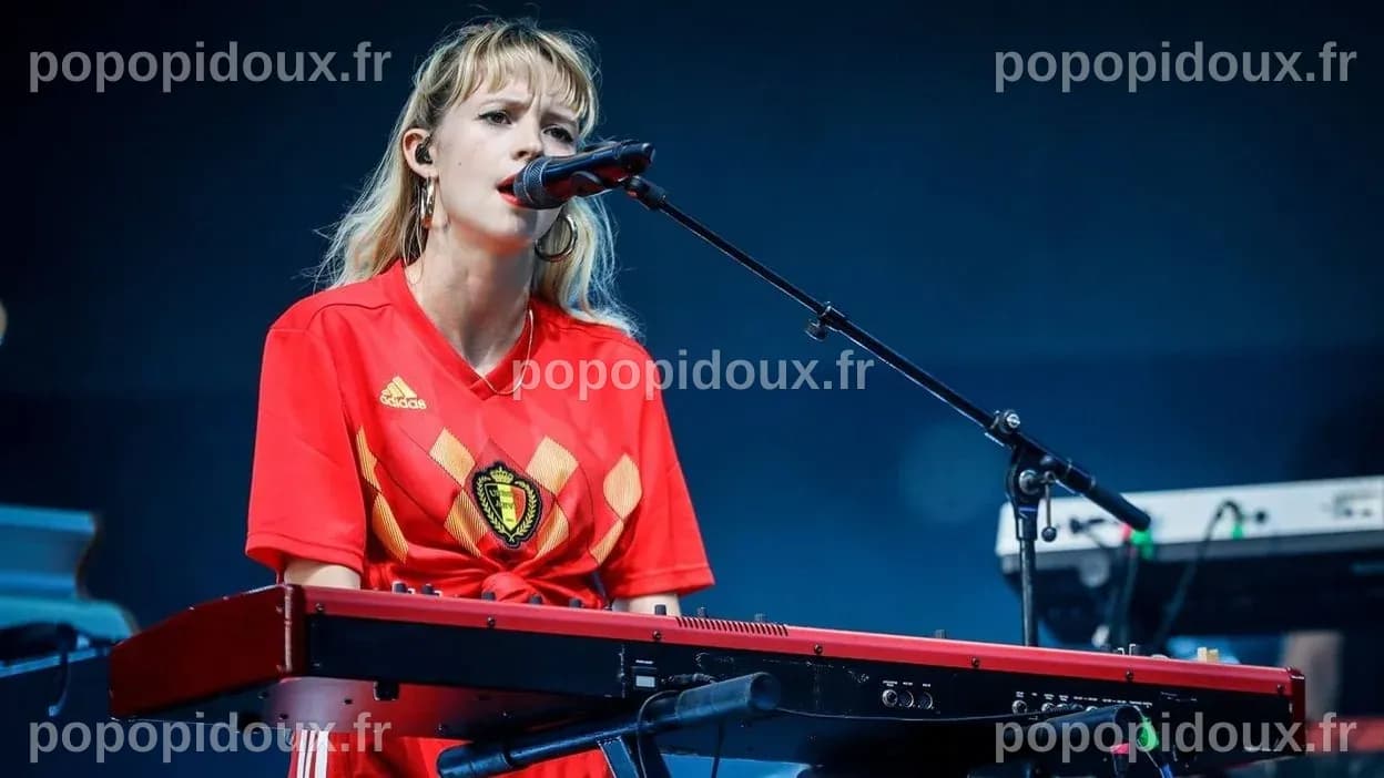 Angèle lutte avec humour et fermeté contre le sexisme dans le clip de ...