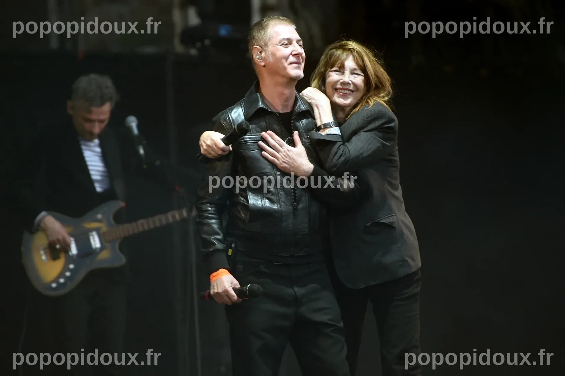 Jean Dujardin ému aux obsèques de Bruno Salomone : un hommage poignant