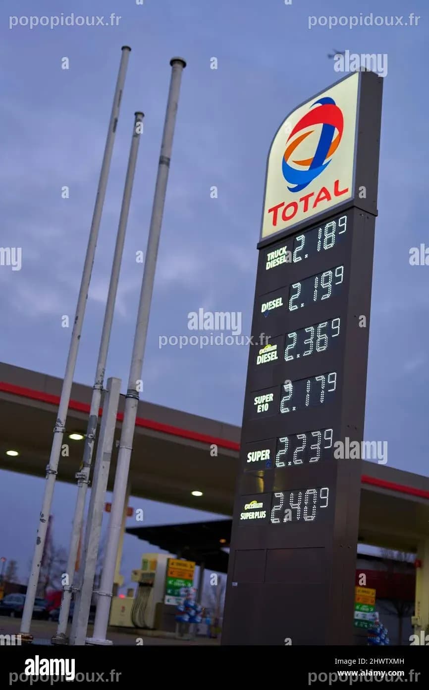 Denkendorf, Allemagne - 07 mars 2022: Tableau des prix avec les prix ...