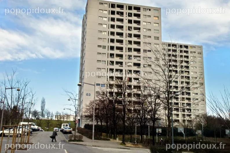 Vénissieux : un homme abattu en pleine rue par un homme à moto