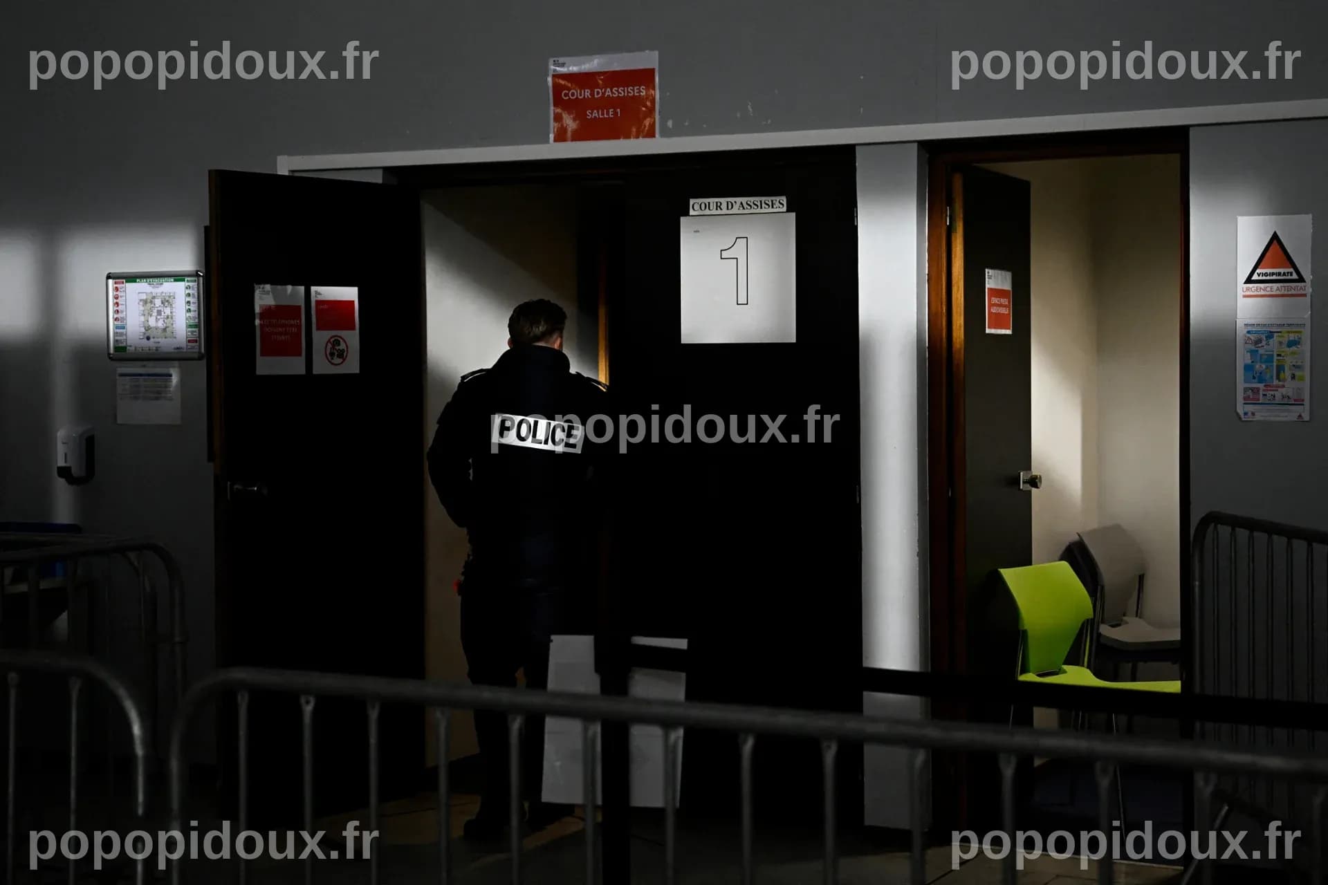 Une policière en larmes avec son mari, accusés d'avoir violé à plusieurs reprises un adolescent qu'ils avaient accueilli