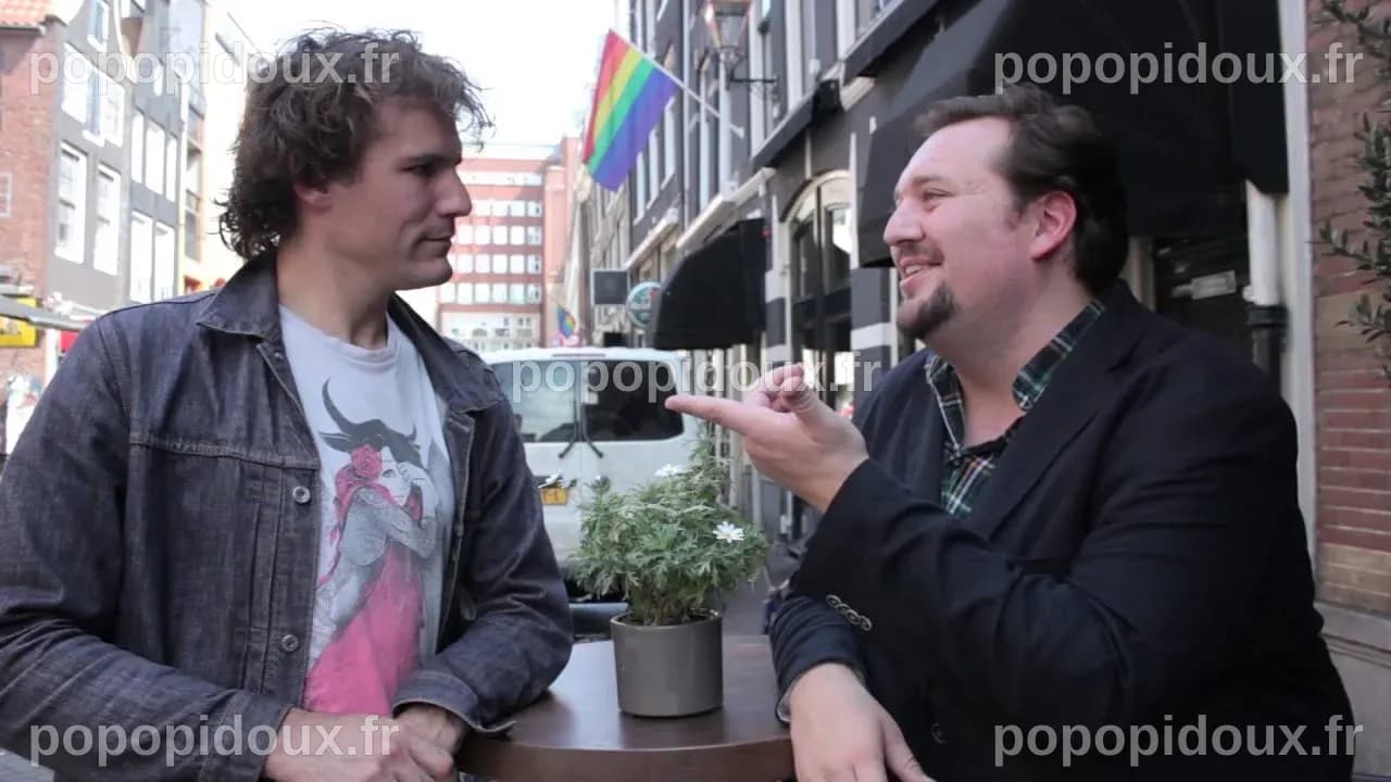 Un homme gay apprend à dire adieu « comme un homme hétéro » : une comédie irrésistible
