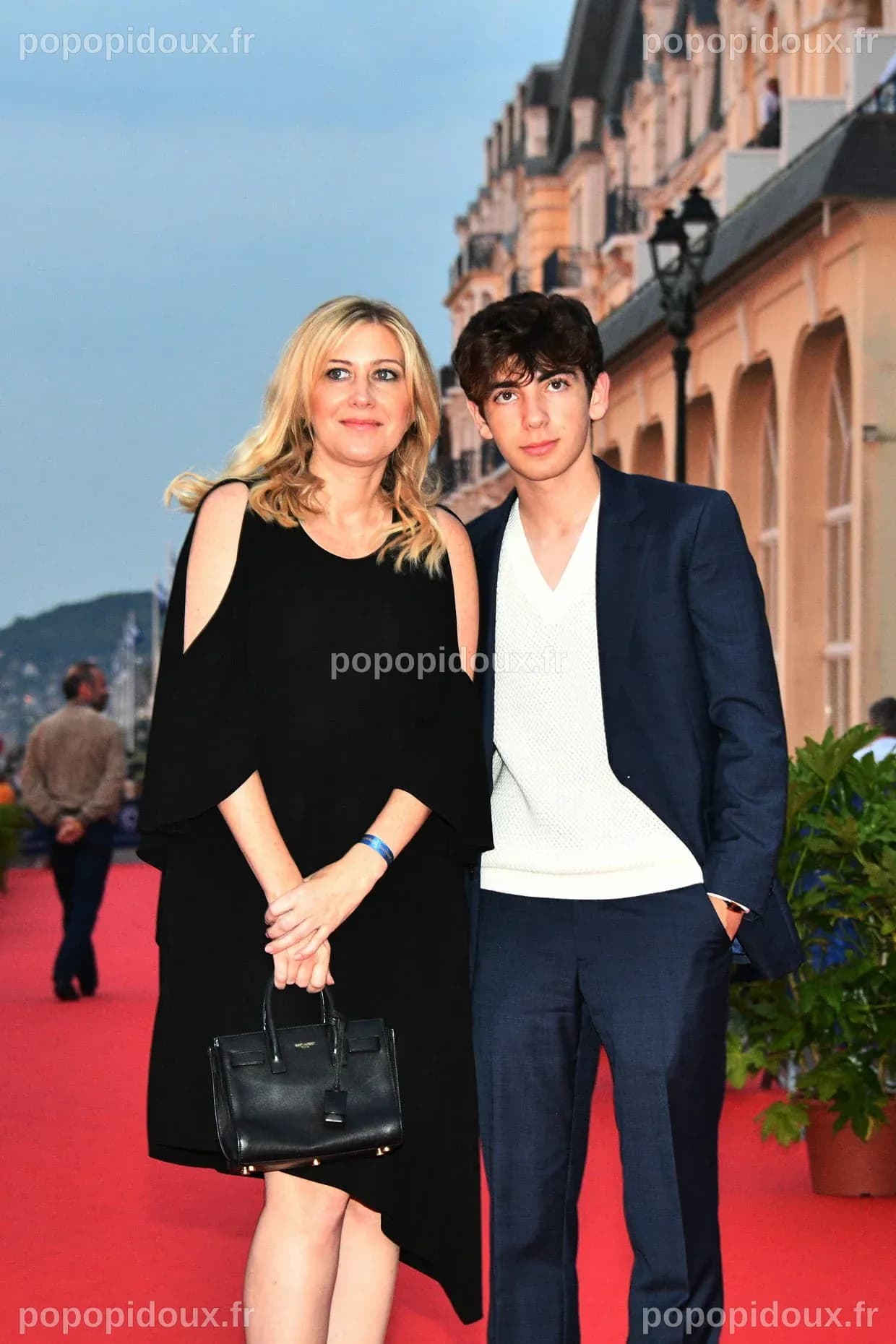 Amanda Sthers, fière de son fils Léon à Cabourg