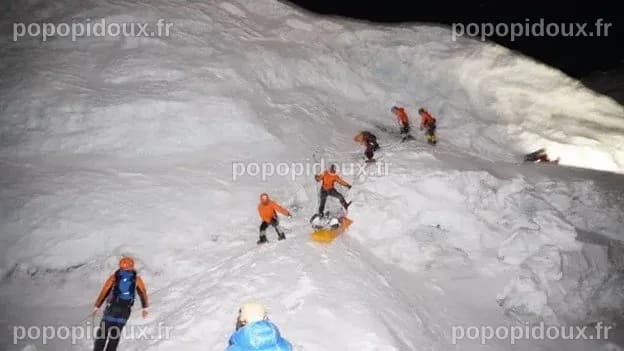 Bodies of four climbers recovered from Everest 'death zone'