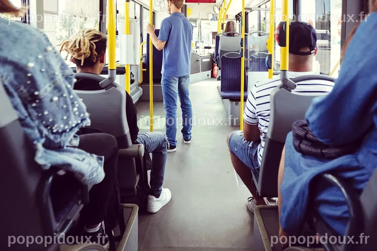 Des adolescents escaladent des bus en mouvement : un phénomène viral aux conséquences mortelles