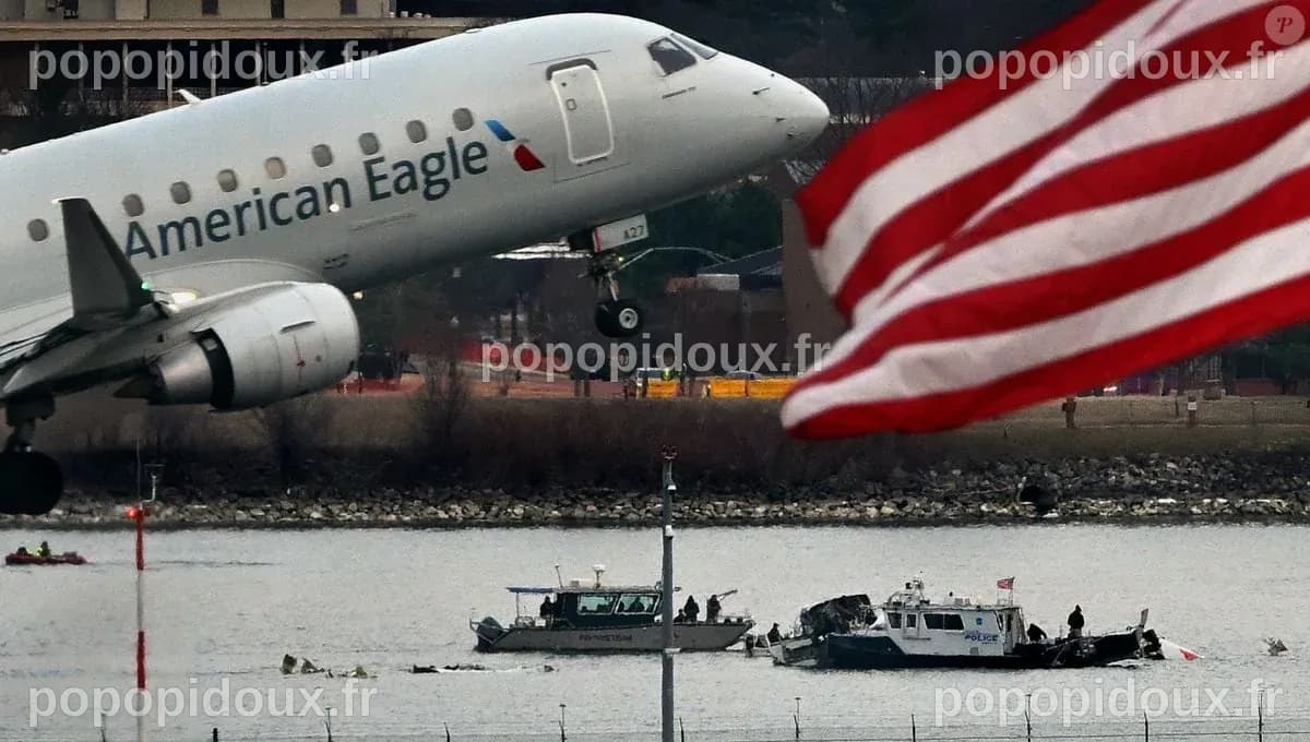 Photo : Un avion décolle au-dessus du site de collision d'un avion d ...