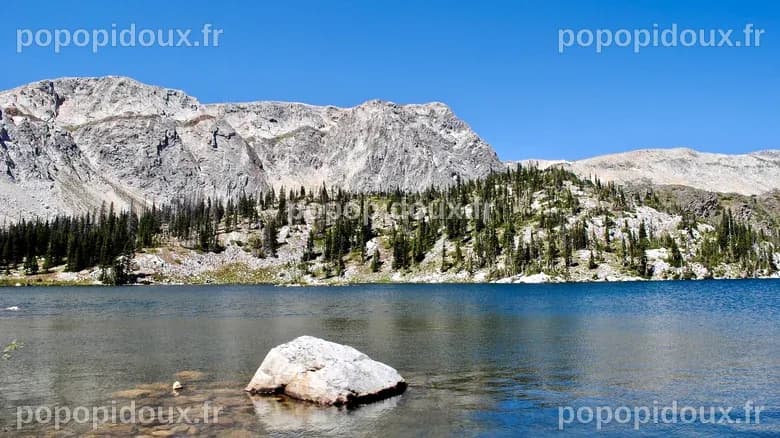 Découvrez cette route panoramique avec ses montagnes célèbres, ses sources chaudes et le point le plus élevé du Wyoming