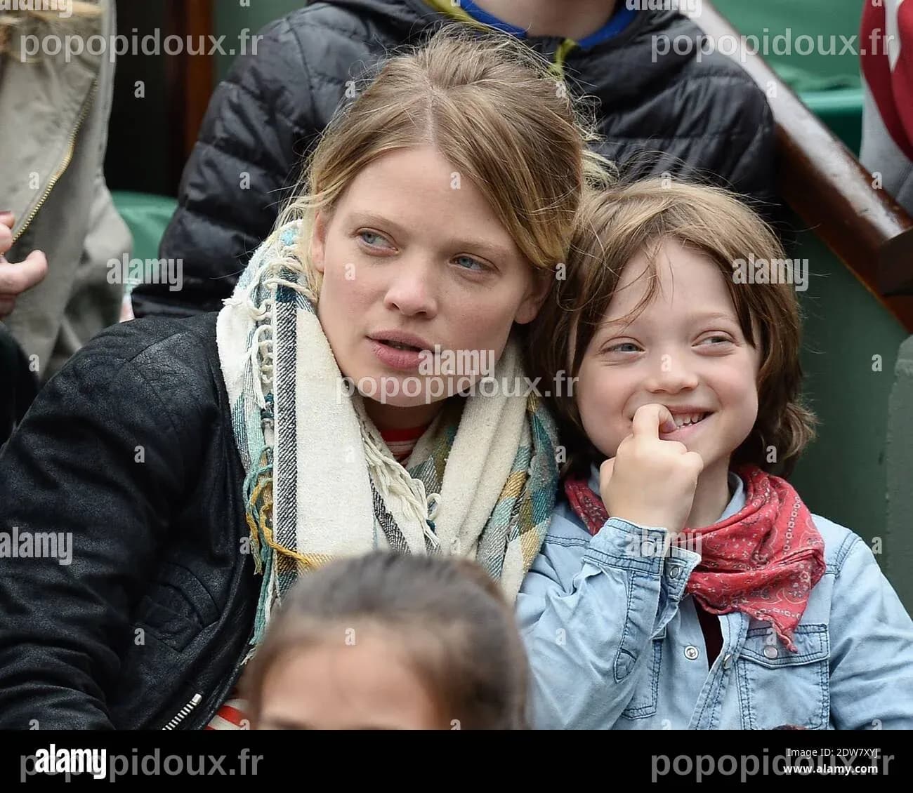 Melanie Thierry et son fils regardent un match pendant le deuxième tour ...