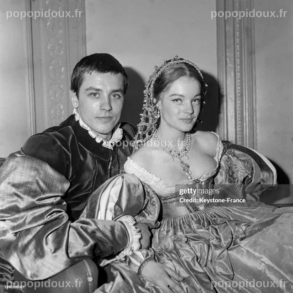 Romy Schneider et Alain Delon dans les coulisses du Théâtre de Paris ...