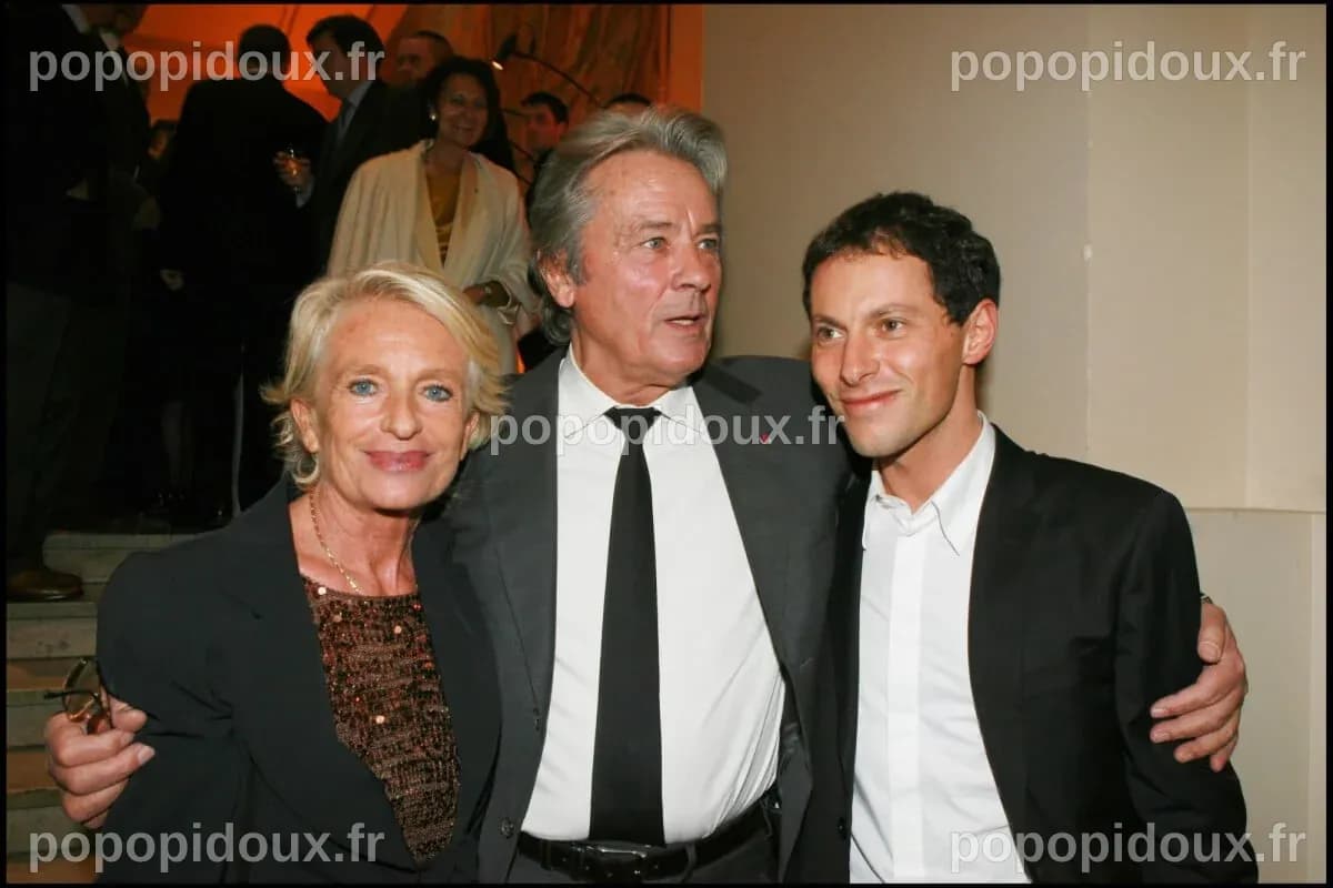 Photo : Véronique de Villèle, Alain Delon et Marc-Olivier Fogiel - 2e ...