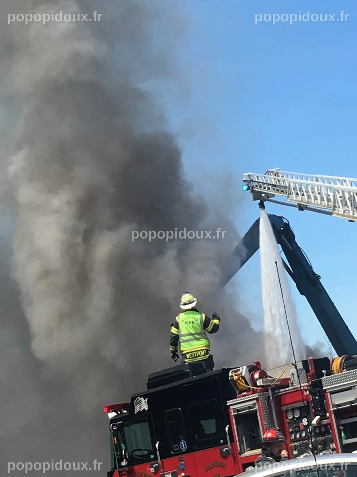 Un Incendie Majeur Éclate au Centre de Récupération de Mid City sur la Route 6 à Westport : Routes Fermées