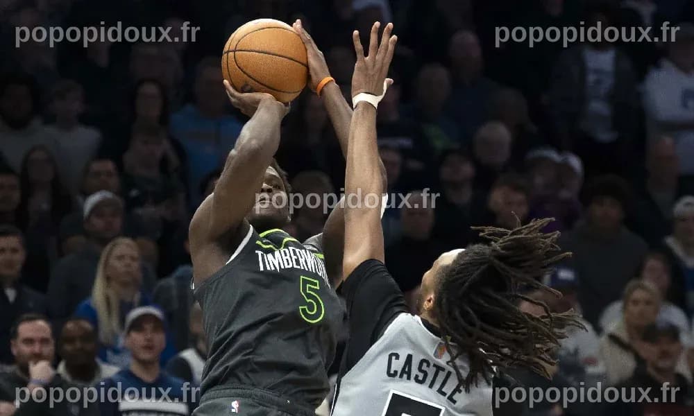 La performance éclatante d'Anthony Edwards propulse les Timberwolves vers une victoire serrée sur les Spurs en ouverture des playoffs (104-102)