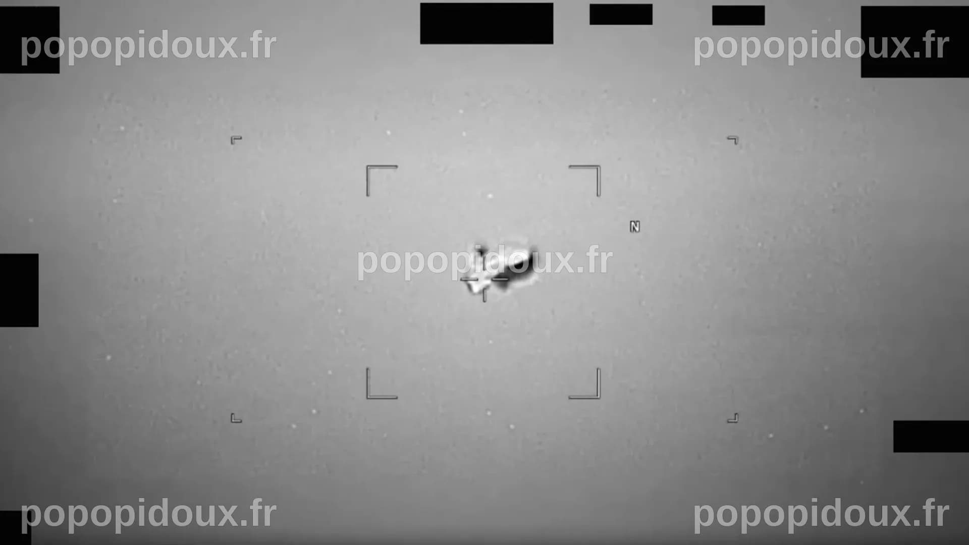 Le Pentagone dévoile une collection de vidéos déclassifiées d'OVNIs : Explorez des images fascinantes allant d'un 'corps en forme de football' à une 'boule lumineuse blanche inégale'