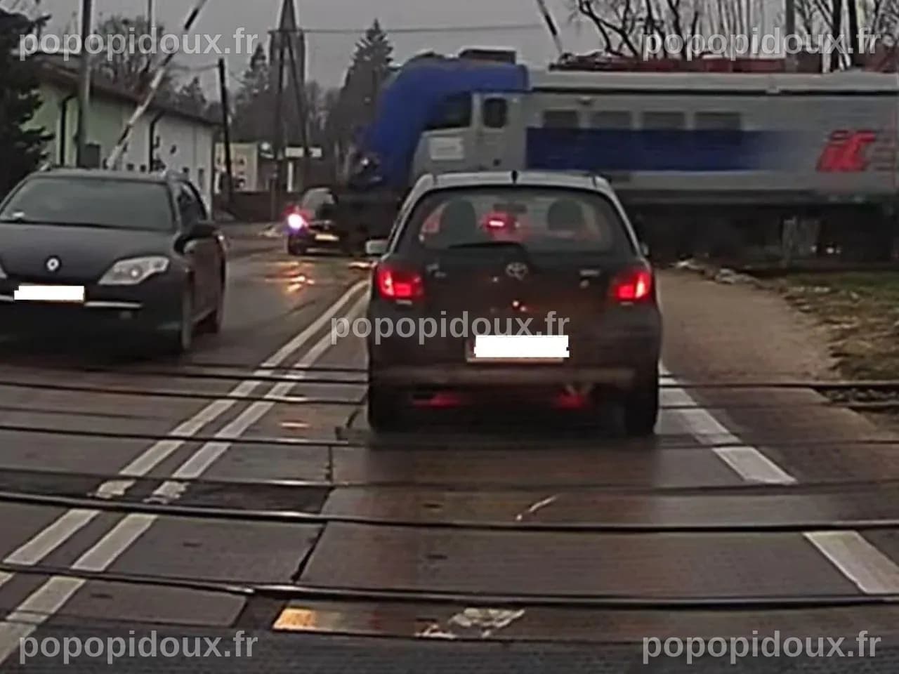 O włos od tragedii na przejździe w Nowej Wsi Wielkiej. Szlabany były ...