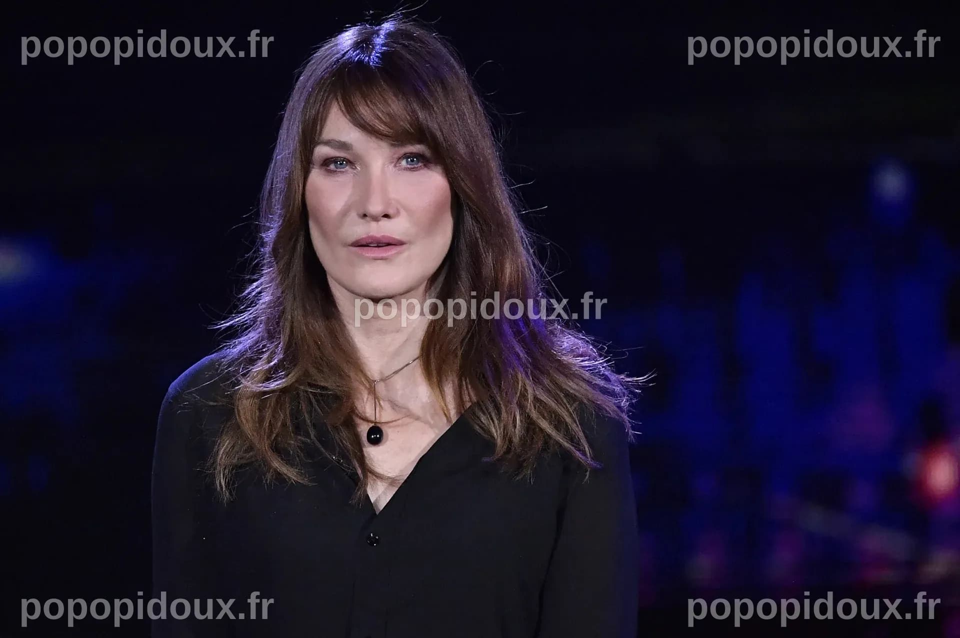 Carla Bruni ouvre les portes de son studio et joue “Quelqu’un qui m’a dit”