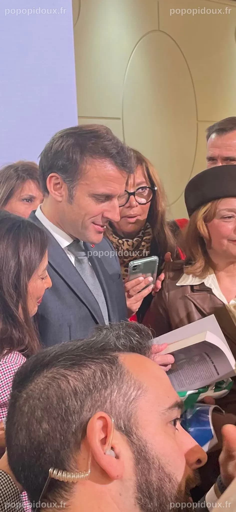 Remise de L'invisible de la rue Vaucouleurs au Président de la ...
