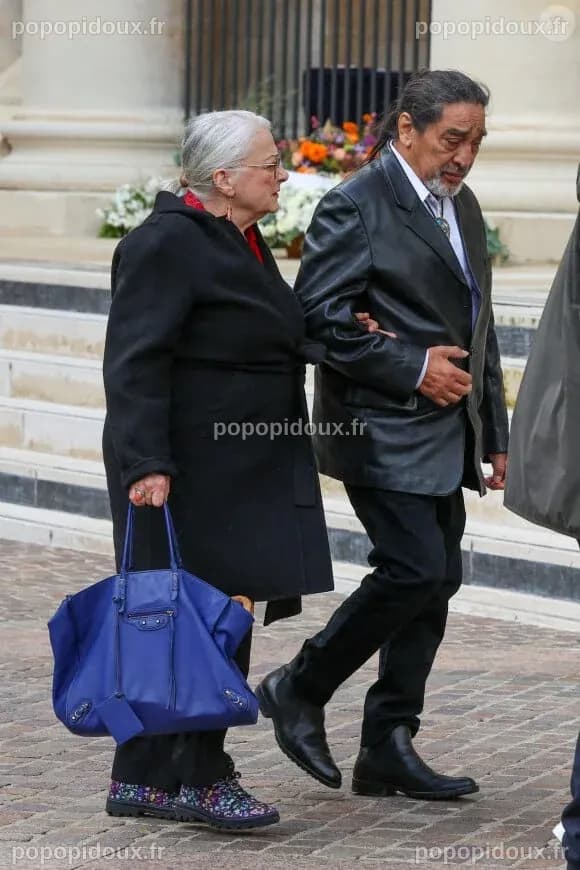 Photo : Josiane Balasko soutenue par son mari George Aguilar Josiane ...